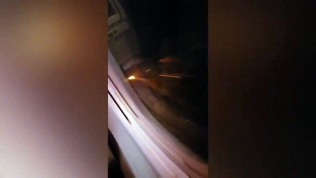 Le moteur de leur avion prend feu en plein vol