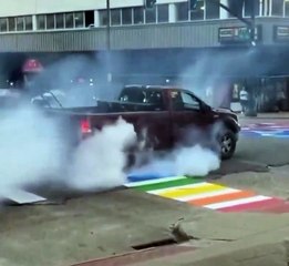 Un conducteur débile fait un Burn sur le drapeau LGBT