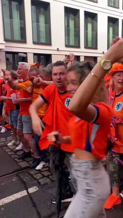 Comment ne pas apprécier ces #supporters #hollandais ? Ils transmettent la #joie et c’est un véritable #plaisir de les filmer  tant ils #simples, ouverts, #joyeux  et véhiculent les vraies #valeurs du #football ⚽️