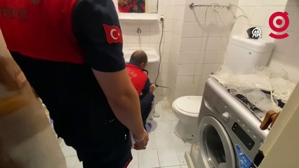 Banyonun havalandırmasına düşen karga yavrusu kurtarıldı