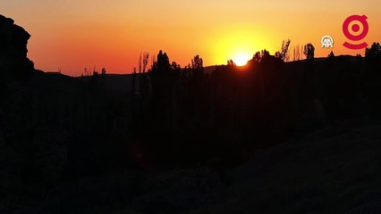 Gün batımının ardından dolunay ve yıldızlar güzel görüntüler oluşturdu
