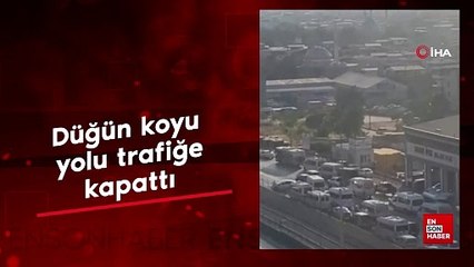 Düğün konvoyu yolu trafiğe kapattı