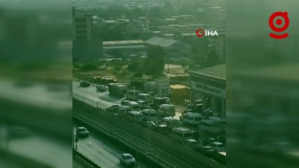 Düğün konvoyu yolu trafiğe kapattı, yüzlerce metre araç kuyruğu oluştu