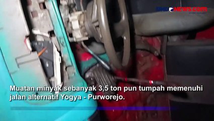 Truk Tangki Terguling di Kulon Progo, 3,5 Ton Minyak Tumpah ke Jalan