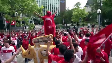 Türkiye-Portekiz maçı öncesi Türk taraftarların coşkusu