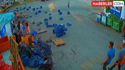 Ölümden saniyelerle kurtuldular: Freni patlayan araç market kasalarının içine böyle girdi