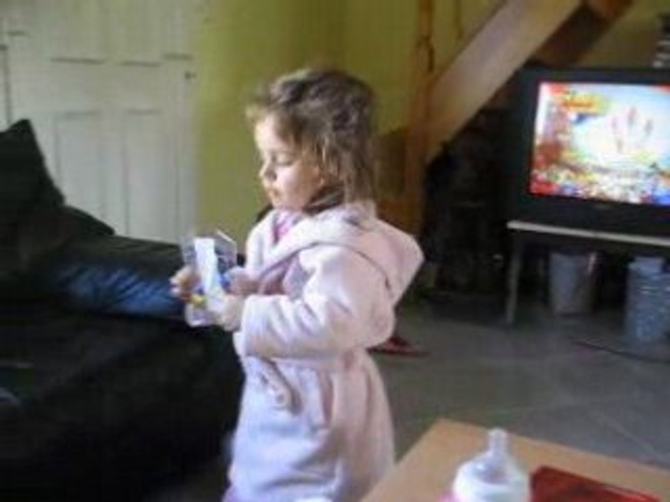 Coline et son paquet pour Raphaël