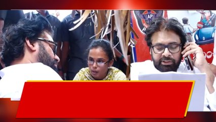 రోడ్డు పైన Pawan ప్రజా దర్బార్..  జనవాణి లో ప్రజల సమస్యలు నేరుగా తెలుసుకుంటున్న | Oneindia Telugu