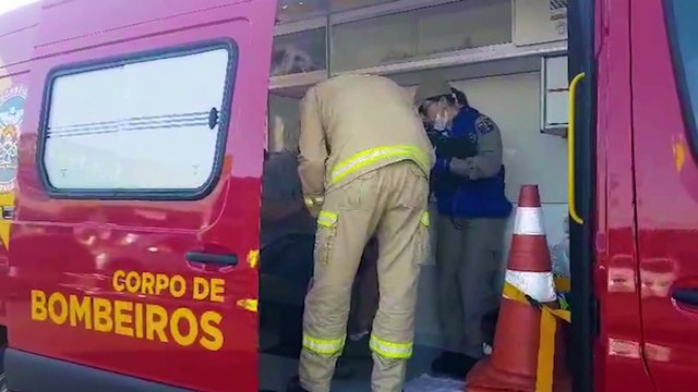 Prisma e Suzuki se envolvem em colisão na Avenida Carlos Gomes