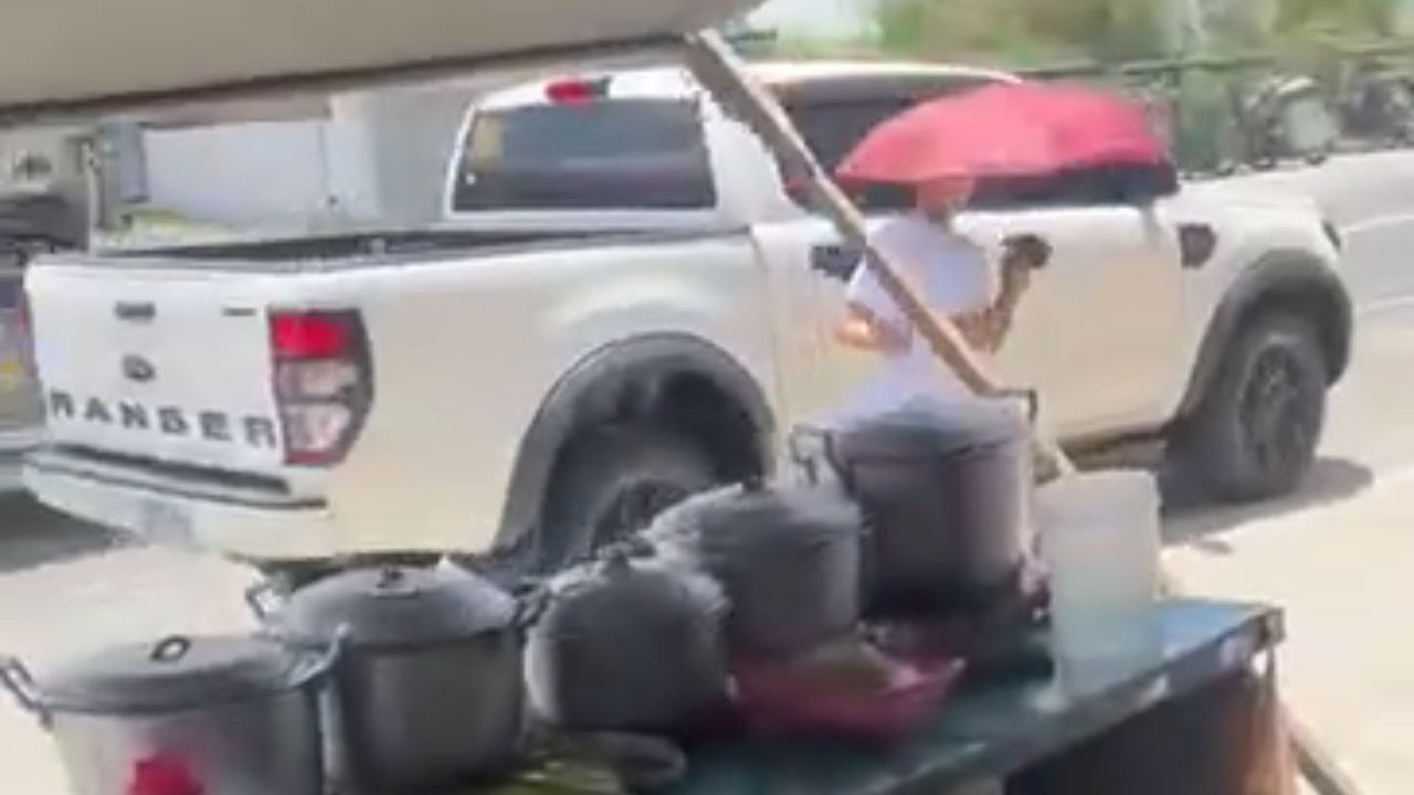 Overseas worker surprises family with an early homecoming after 4 years away