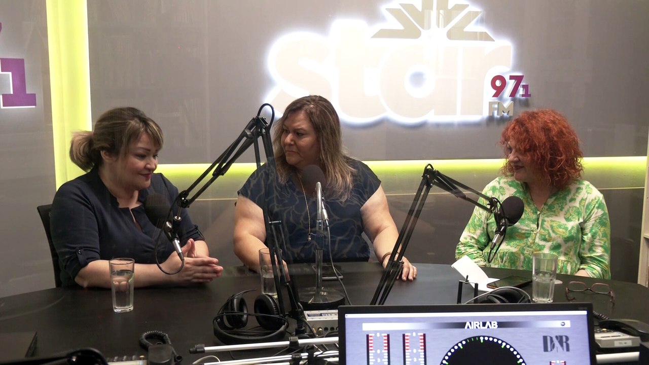 Η Ε. Καπρέλη Καθηγήτρια Τμήματος Φυσικοθεραπείας, η Σταυρούλα Μπότη, Καθηγήτρια Μουσικής του Δημοτικού Ωδείου Λαμίας, ο Πρ. Κανελλόπουλος, φοιτητής του τμήματος φυσικοθεραπείας και ο Γ. Αυγέρης συμμετέχων του Β'ΚΑΠΗ στο πρόγραμμα στον StarFM