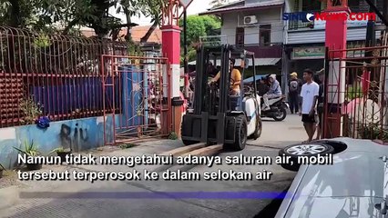Mobil Taksi Online Masuk Saluran Air di Koja Jakarta Utara, Diduga Sopir Kurang Konsentrasi
