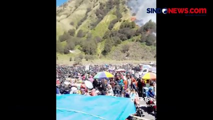 Gunung Batok Mengalami Kebakaran, Kobaran Api dan Kepulan Asap Terlihat Jelas dari Savana Bromo