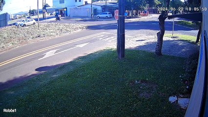 Câmera flagra colisão entre carro e moto no bairro Esmeralda