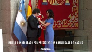 Milei é condecorado por presidente da comunidade de Madrid