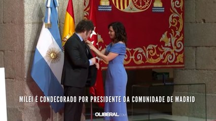 Milei é condecorado por presidente da comunidade de Madrid