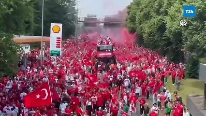 Türkiye-Portekiz maçı öncesinde Türk taraftarlar stada böyle yürüdü