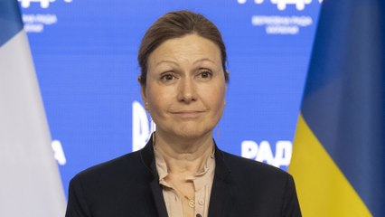 GALA VIDEO - Yaël Braun-Pivet face à la dissolution : comment son mari Vianney et ses cinq enfants l’ont reboostée