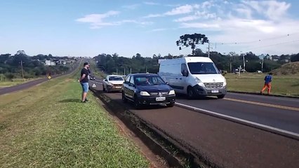 Logan e Saveiro se envolvem em colisão na rodovia BR-277
