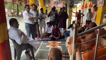 कांग्रेस के पूर्व विधायक को डंडा लेकर मारने दौड़े संत सीताराम