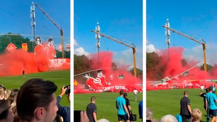 Partido es suspendido luego de que un tifo gigante cayera sobre aficionados del Twente dejando varios heridos