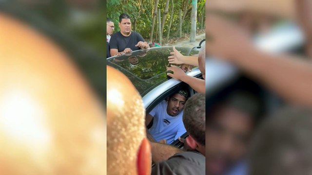 Torcedores protestam no CT do Fluminense