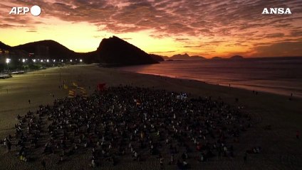 Giornata internazionale dello yoga, centinaia di appassionati si ritrovano a Copacabana