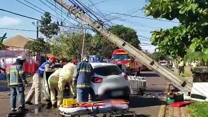 Mulher fica presa as ferragens ao bater carro contra poste na Rua Presidente Kennedy