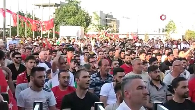 Bursa’da dev ekranda maç milli maç heyecanı