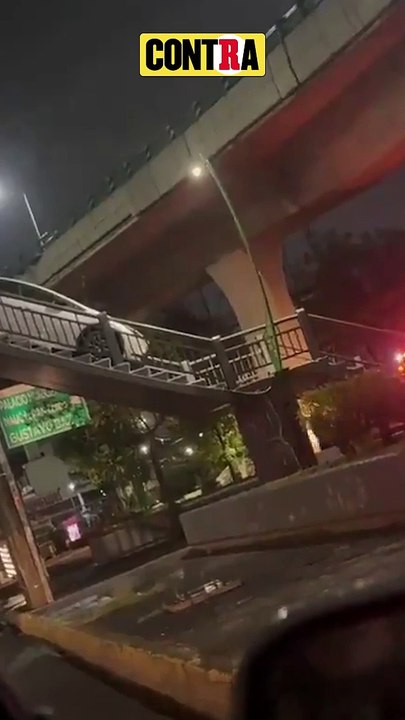 AUTOMOVILISTA INTENTA CRUZAR PERIFÉRICO NORTE… ¡POR PUENTE PEATONAL!