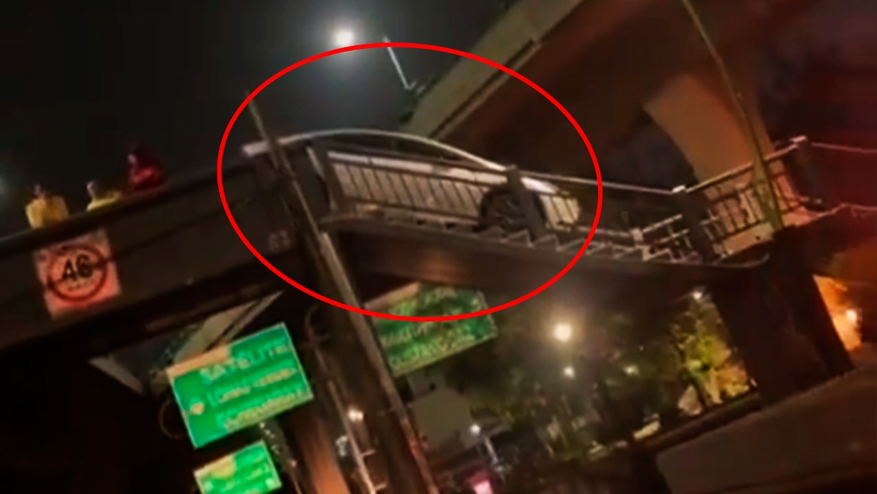 CDMX: Coche intenta cruzar Periférico Norte por un puente peatonal y queda atrapado