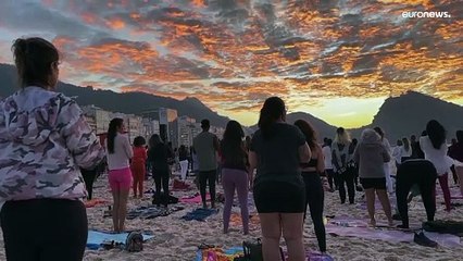 فيديو: عشاق اليوغا يلتقون على شاطئ كوباكابانا فجراً بمناسبة اليوم العالمي لليوغا