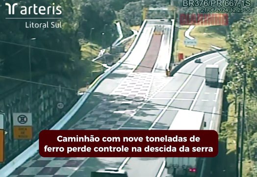 Caminhão com nove toneladas de ferro perde controle na descida da serra
