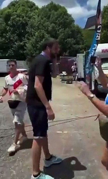 Azzaro se cruzó con un fanático que lo increpó por sus viejas críticas a la Selección