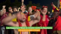 Les supporters des Diables Rouges fêtent la victoire à la sortie du stade