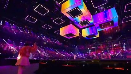 Svenske Loreen giver vinder trofæet til Schweiziske Nemo | Eurovision Song Contest 2024 | DRTV