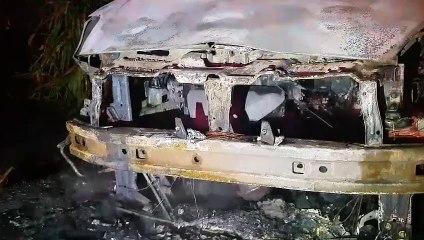 Fiat Punto é consumido pelas chamas na rodovia BR-163