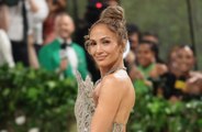 Jennifer Lopez viaja en un vuelo comercial de Nápoles a París como una pasajera más