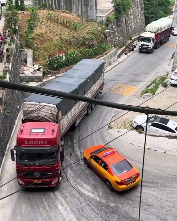 Biggest longer truck turn on the close turned