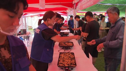 장어 잡고, 하늘 날며 '야호'...여름 즐긴 시민들 / YTN