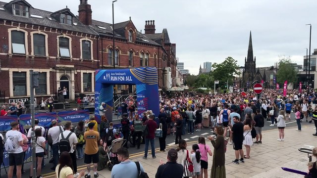 Leeds 10K runners clap for Rob Burrow