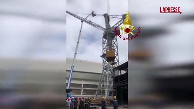 Napoli, 2 operai bloccati su una piattaforma a 50 metri d'altezza: il salvataggio dei vigili del fuoco