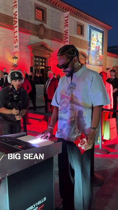 the cast of BEVERLY HILLS COP- AXEL F played the theme song on a light up piano and omg they sound so good!