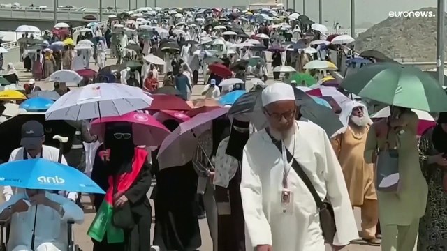 شاهد: وفاة أكثر من ألف حاج خلال تأديتهم مناسك الحج هذا العام ومصر تلغي تصاريح 16 وكالة سفر