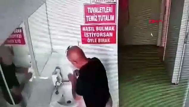 Lüks aracıyla gelip, cami tuvaletinden sabunluk çaldı! O anlar kamerada