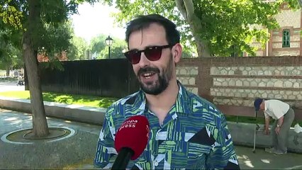 Hogueras, cocas y pirotecnia: La gente se prepara para la Noche de San Juan