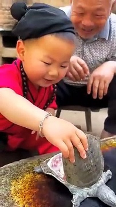 Chinese burger Grilled turtle meat on stone slab