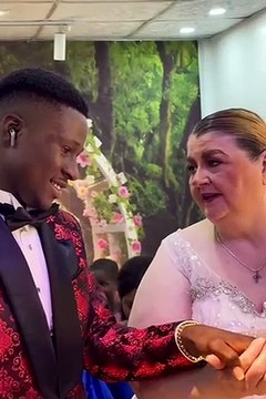 Un #mariage ce n’est pas toujours un #chemin de #roses, il y a des #ronces aussi. Au regard de la #tête du #marié, il semble #avaler d’ors et déjà des #épines