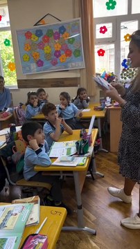 Azerbaycan’da görev yapan bir öğretmen, öğrenciler arasında dostluk bağı kurdurmak için Eskişehir’deki bir öğretmenle iletişime geçiyor ve her öğrenci birbirlerine mektup yazıyor.