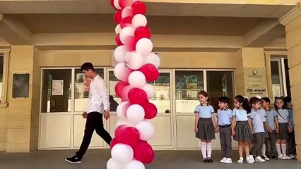 Azerbaycan'daki bir mezuniyet töreninde farklı duygular yaşatan gençler